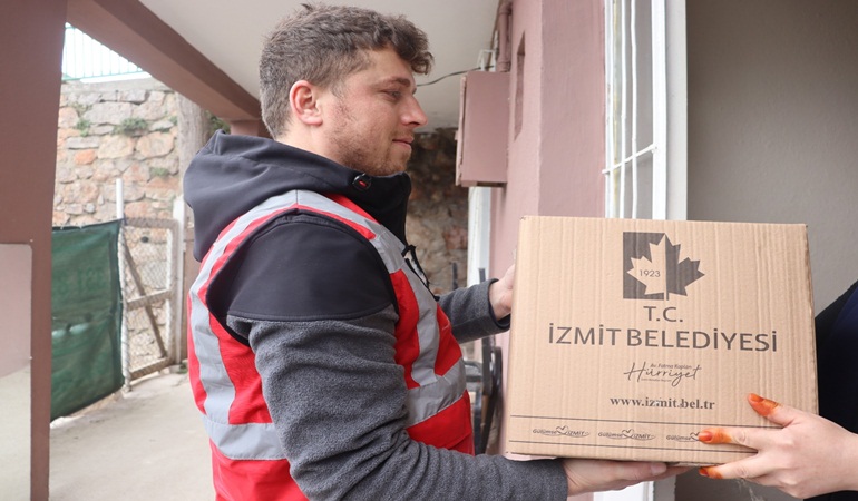 İzmit Belediyesi’nden ihtiyaç sahibi vatandaşlara Ramazan kolisi 