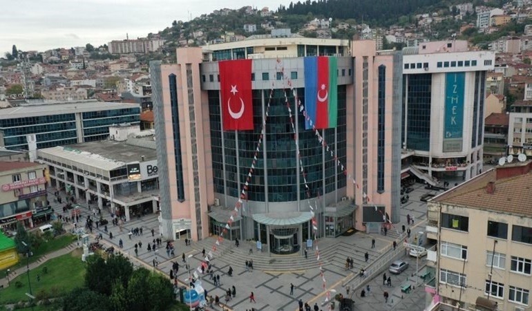 İzmit Belediyesi’nden MHP’li Karagöz’e Atatürklü yanıt!