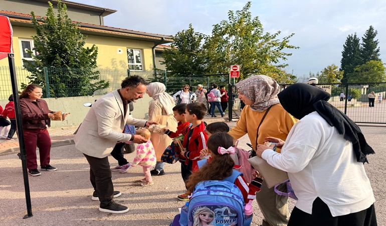 İzmit Belediyesi’nden okullarda öğrencileri beslemeye devam
