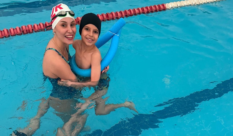 İzmit Belediyesi’nden özel bireylere yüzme eğitimi