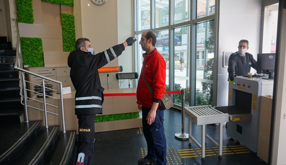 İzmit Belediyesi'ne gidenlerin ateşi ölçülüyor