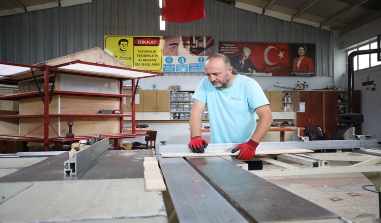 İzmit Belediyesi’nin fabrika gibi işleyen atölyeleri 