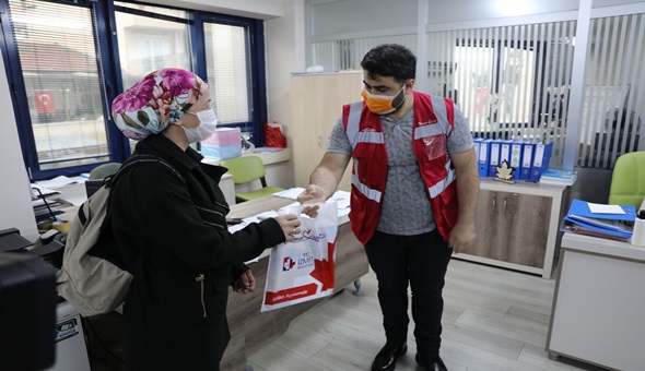 İzmit Belediyesi öğrencileri tabletlendiriyor