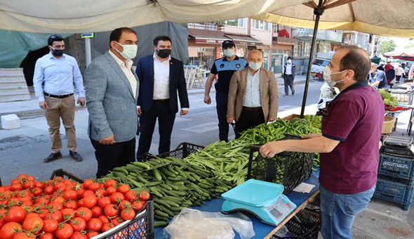 İzmit Belediyesi pazarcı esnafını yalnız bırakmıyor