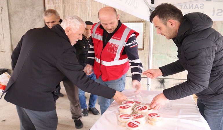İzmit Belediyesi, Regaip Kandilinde vatandaşlara helva ikram etti