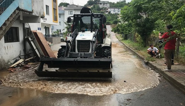 İzmit Belediyesi sağanak sonrası tüm ekipleriyle sahaya indi
