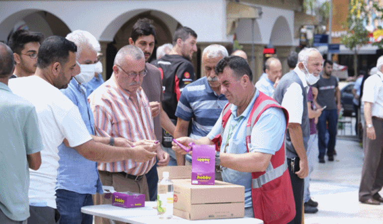 İzmit Belediyesi, şehitlerimiz için helva ve cüz dağıttı