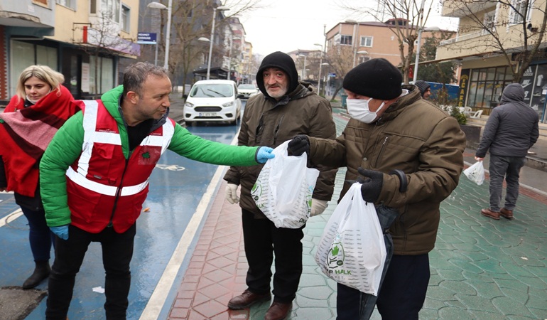 İzmit Belediyesi, ürettiği istiridye mantarını vatandaşlara dağıttı
