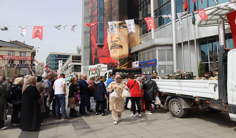 İzmit Belediyesi vatandaşlara İstiridye mantarı dağıttı 