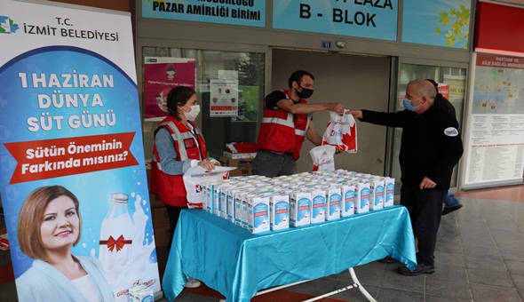 İzmit Belediyesi vatandaşlara süt dağıttı