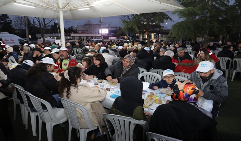 İzmit Belediyesi, Yahya Kaptan’da da iftar sofrası kurdu