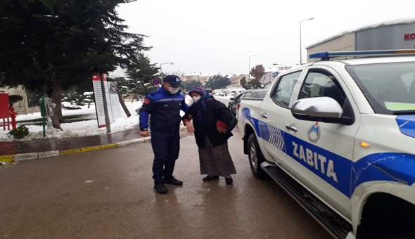 İzmit Belediyesi yaşlı kadını hastaneye yetiştirdi