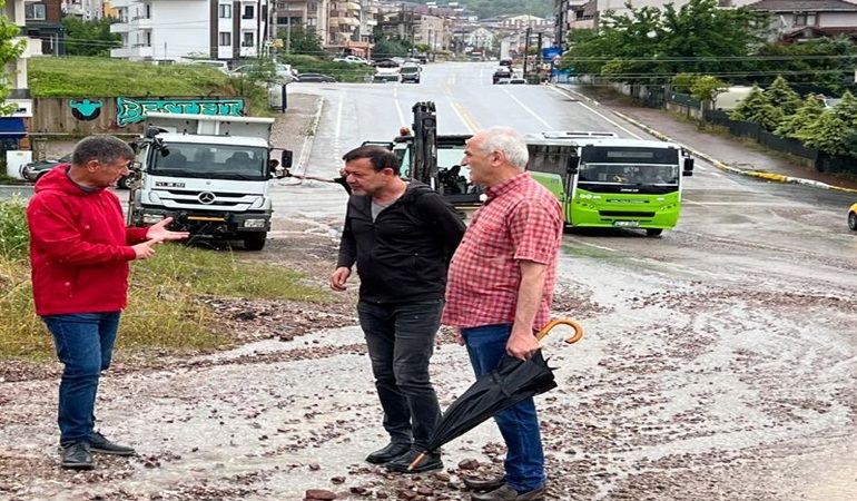 İzmit Belediyesi, yoğun yağıştan olumsuz etkilenen bölgelere müdahale etti