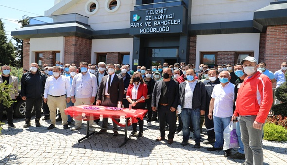 İzmit Belediyesi yönetimi emekçilerle bayramlaştı 