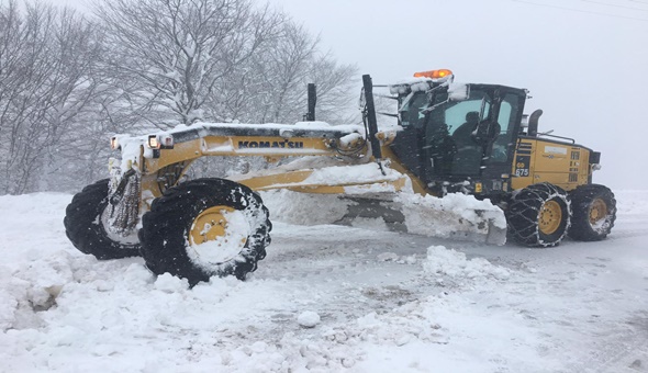 İzmit Belediyesinden geceden sabaha kar yağışıyla yoğun mücadele