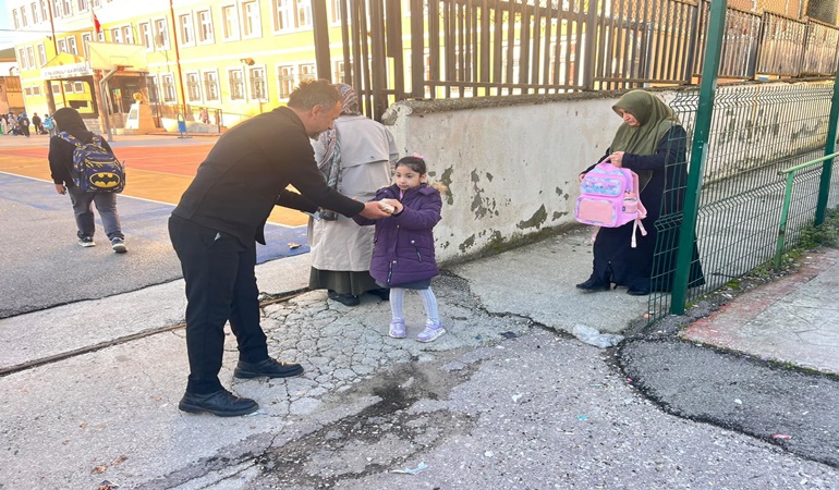 İzmit Belediyesinden öğrencilere kek ve mandalina 