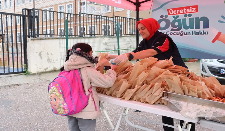 İzmit Belediyesinden öğrencilere pizza 