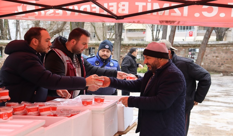 İzmit Belediyesinden Regaip Kandili’nde vatandaşlara helva ikramı