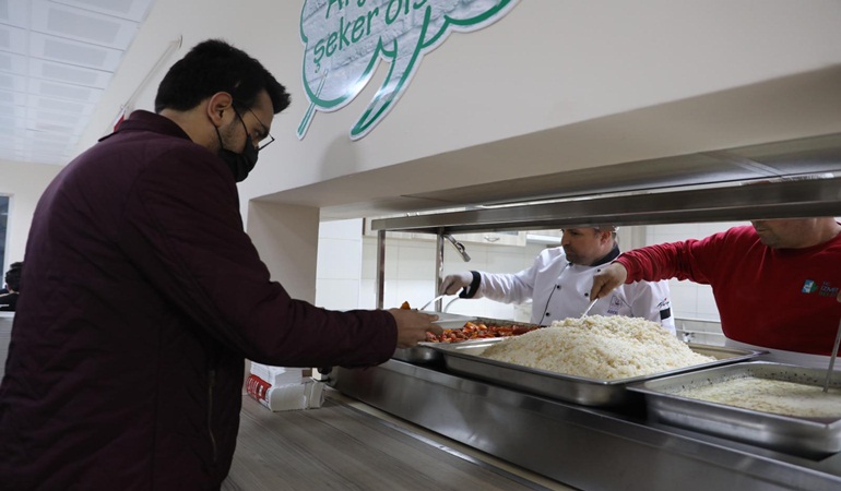 İzmit Belediyesinden üniversite öğrencilerine ücretsiz yemek hizmeti 