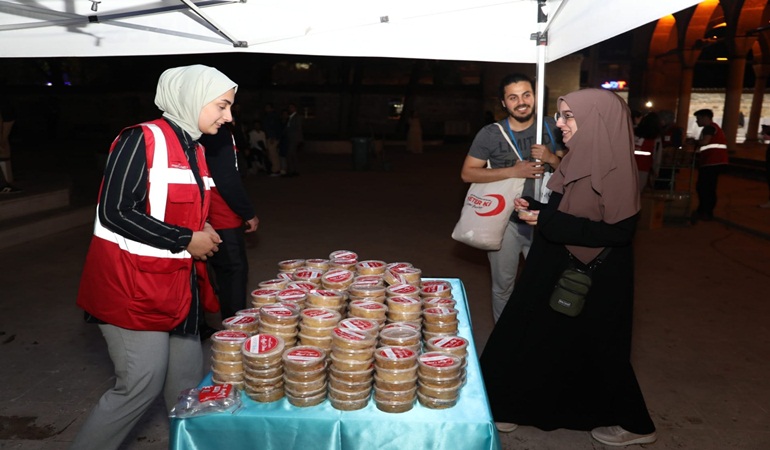 İzmit Belediyesinden vatandaşlara Kadir Gecesi’nde helva ikramı