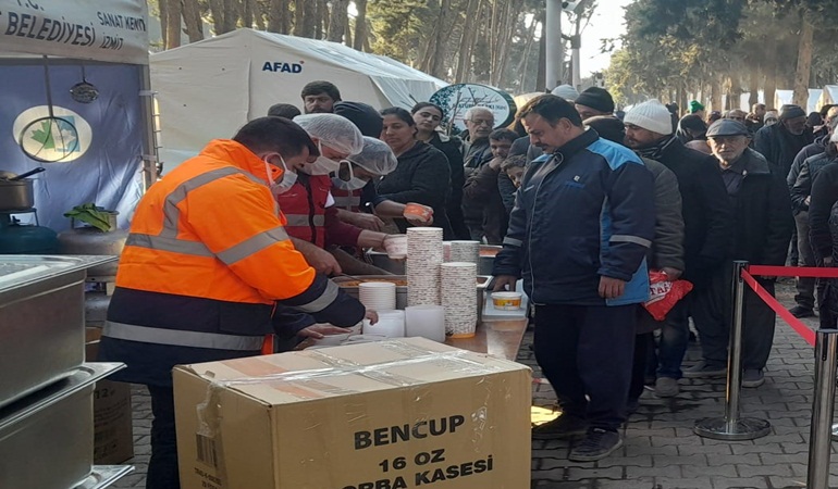 İzmit Belediyesinin Hatay’daki aşevinde10 günde 100 bin kişilik yemek dağıtıldı