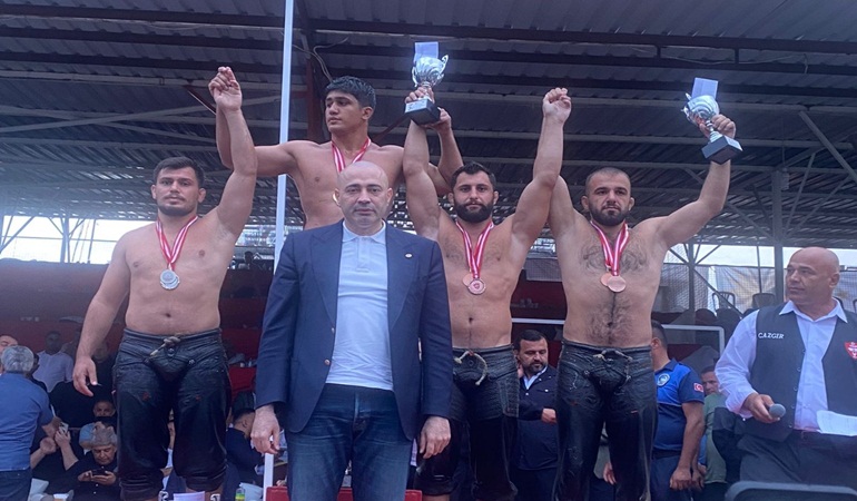 İzmit Belediyespor Güreş Takımı kentimizi gururlandırmaya devam ediyor