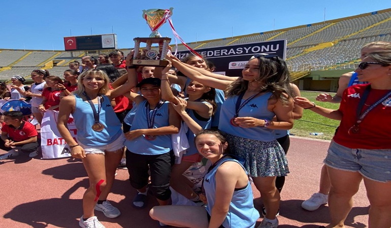 İzmit Belediyesporlu kadın atletler İzmir’den üç şampiyonlukla dönüyor
