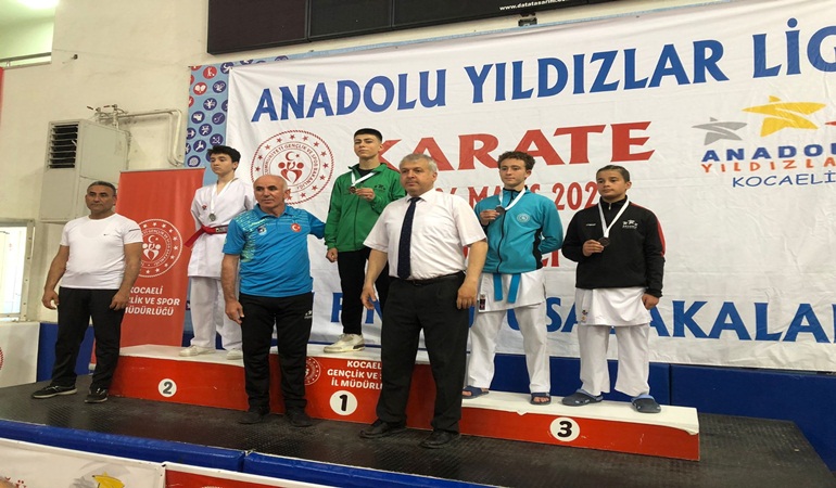 İzmit Belediyesporlu karateci Batuhan, birinci olarak finale yükseldi