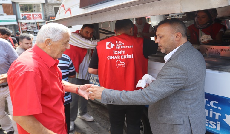 İzmit Çınarlı cami cemaatine kek ve limonata ikram edildi