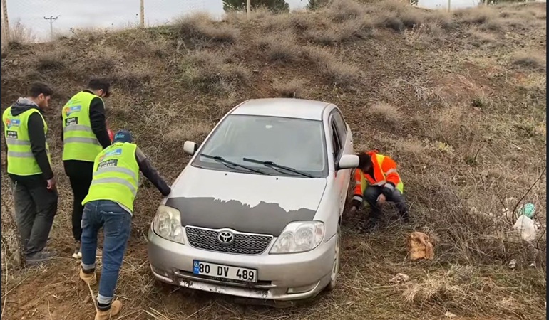 İzmit ekipleri afet bölgesinde yoldan çıkan aracı kurtardı
