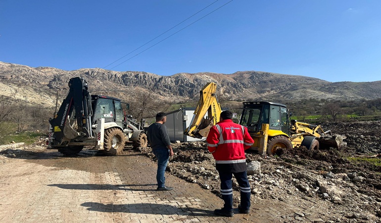 İzmit ekipleri, sel bölgesinde çamura saplanan iş makinasını kurtardı