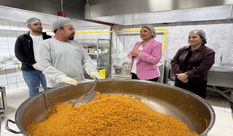 İzmit’in Aşevi’nde günde 10 bin kişilik yemek üretilmeye başlandı