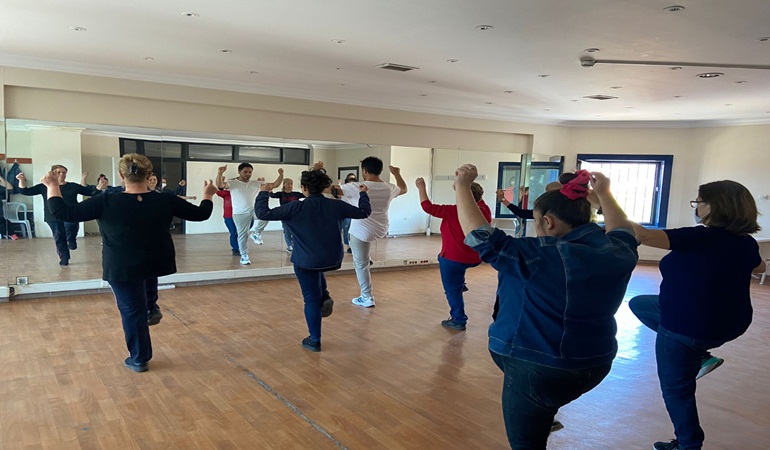 İzmit’in çınarları halk oyunları kursunda ilk dersi geride bıraktı