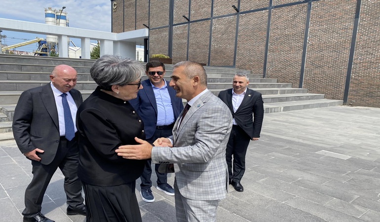 İzmit’in kızı Akşener, İzmit’teki bu düğünde ortaya çıktı!