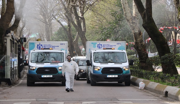 İzmit'in merkezi coronaya karşı ilaçlandı