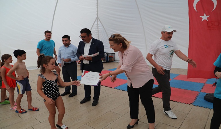 İzmit’in minik yüzücüleri sertifikalarını Fatma ablalarının elinden aldı