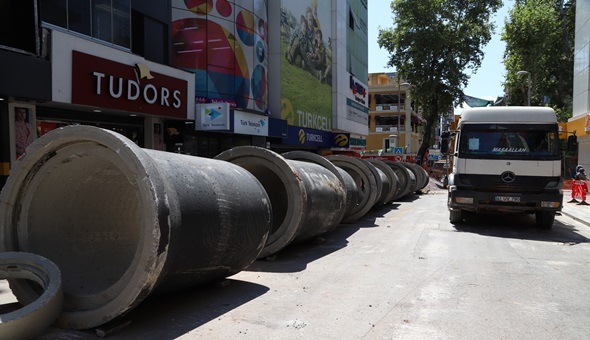 İzmit'in ortasına dev borular döşeniyor