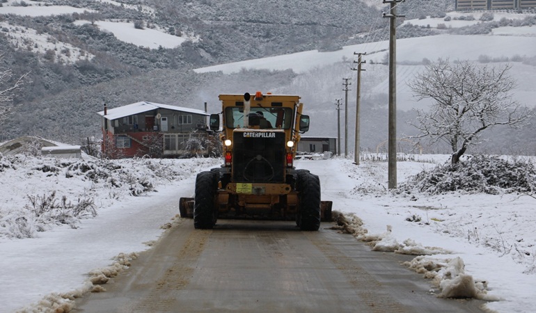 İzmit’in yüksek kesimlerde kar mesaisi