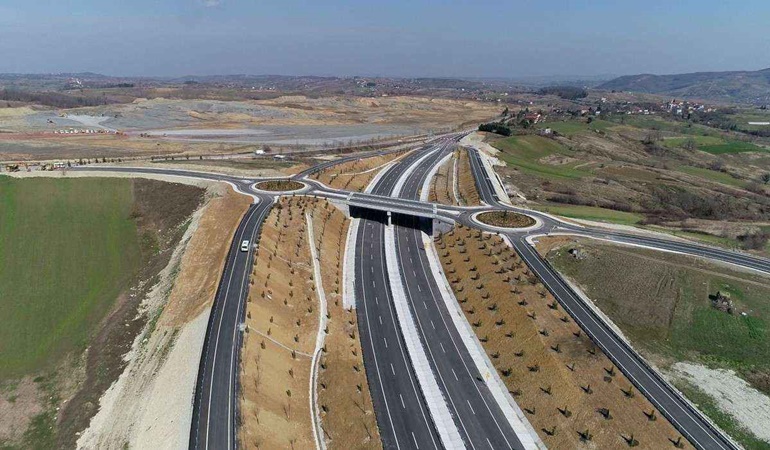 İzmit- Kandıra Yolu’nda heyelan nedeniyle trafik düzenlemesi