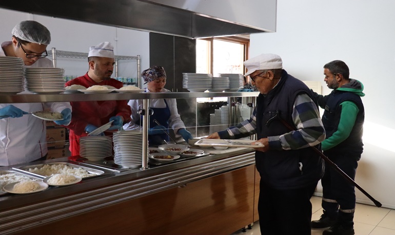 İzmit Kent Lokantası’nda 3 çeşit yemek sadece 40 TL