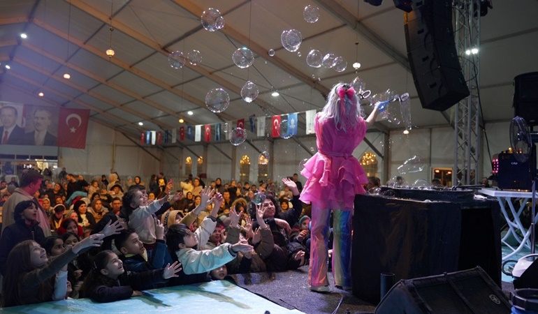 İzmit Kent Meydanı’ndaki iftar çadırında sazlı sözlü eğlence!