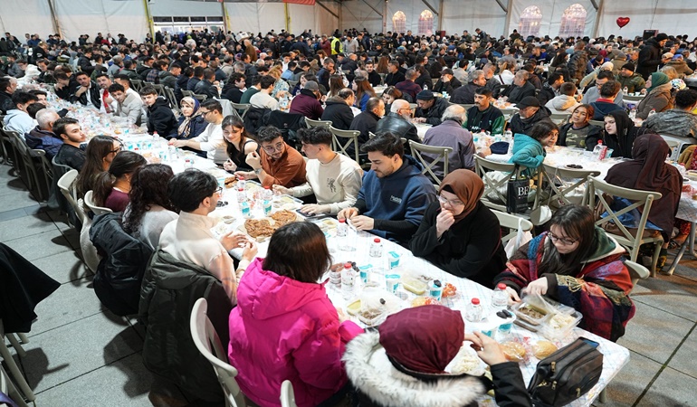 İzmit Kent Meydanı’ndaki Ramazan Çadırı’nda ilk oruçlar açıldı