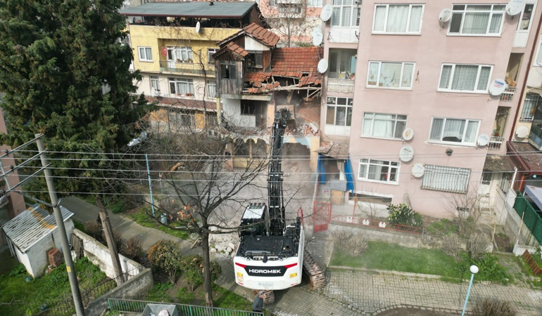 İzmit Kozluk’ta tehlike arz eden bina yıkıldı