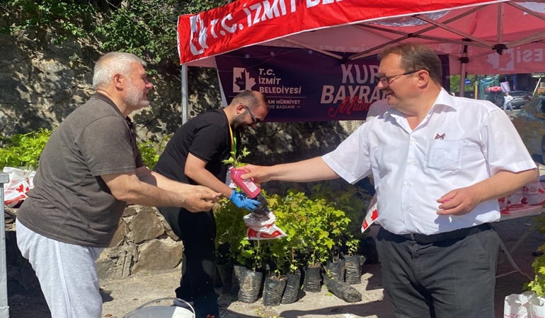 İzmit meclis üyeleri vatandaşlara fide ve cüz dağıttı 