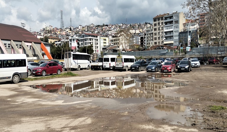 İzmit Öğretmenevi’nin bakımsız otoparkı tepki çekiyor