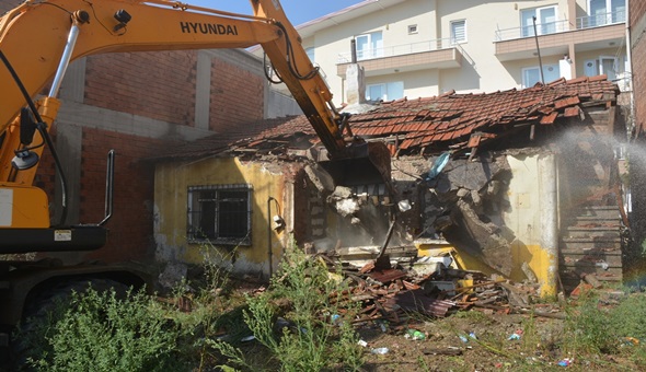 İzmit're bir metruk bina daha yıkıldı