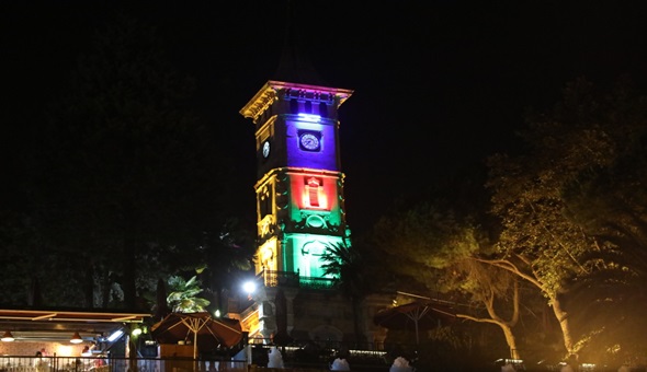 İzmit Saat Kulesi Azerbaycan bayrağı renklerine büründü
