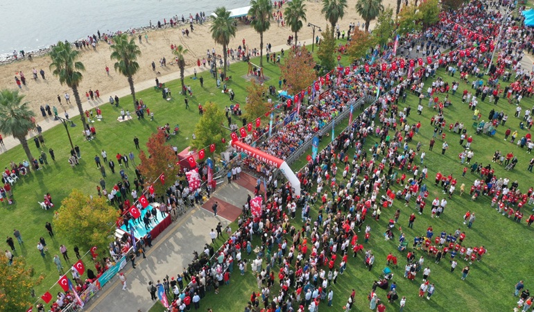 İzmit’te 2 bin 208 kişi Cumhuriyet’in 100. yılı için koştu