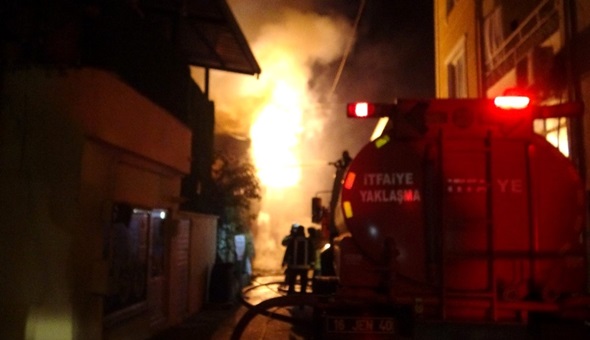 İzmit'te 3 katlı ev alev alev yandı