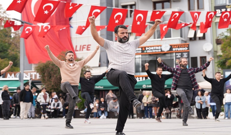 İzmit’te 41 vatandaştan Cumhuriyet’e zeybekli selam
